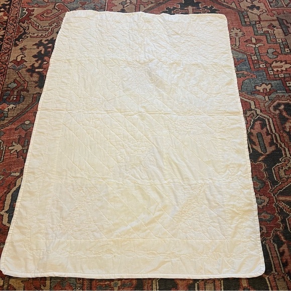 Vintage yellow and white baby quilt with hand stitched animals - Picture 5 of 7